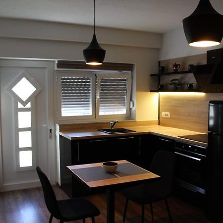 Gold & Black Apartment Zara Esterno foto