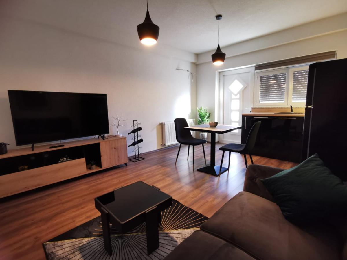 Gold & Black Apartment Zara Esterno foto