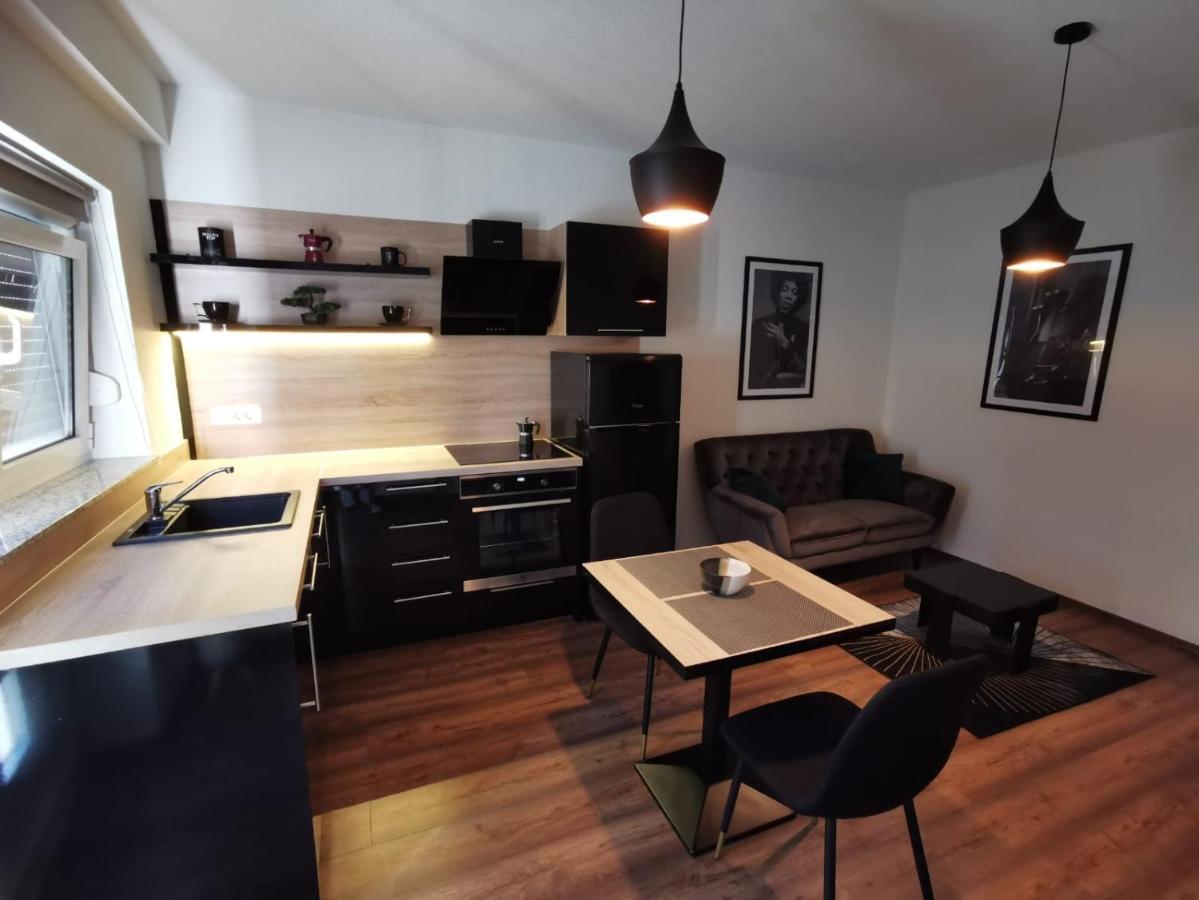 Gold & Black Apartment Zara Esterno foto