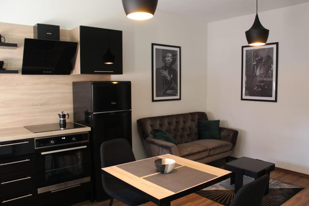 Gold & Black Apartment Zara Esterno foto