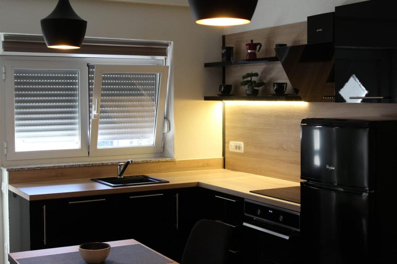 Gold & Black Apartment Zara Esterno foto