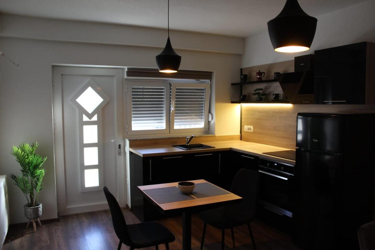 Gold & Black Apartment Zara Esterno foto