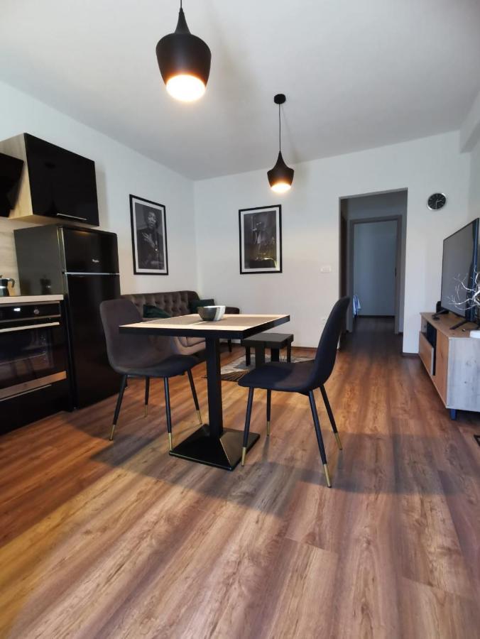 Gold & Black Apartment Zara Esterno foto