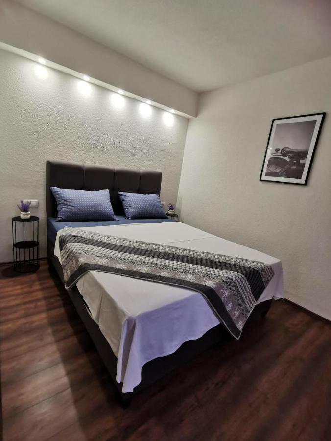 Gold & Black Apartment Zara Esterno foto